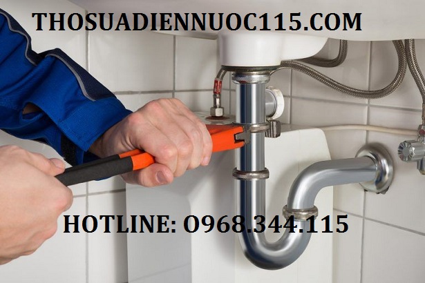 Thợ sửa chữa điện nước ở khu vực phường Ngọc Hà.