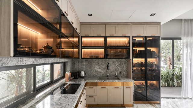 Villa 2 mặt tiền decor có khác: Ngoài hiên phủ cây xanh, bên trong càng hút mắt với phòng khách và bếp hiện đại