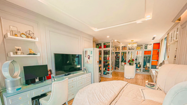 Nhà Vinhomes 15 tỷ decor Tết: Chủ nhà “chơi” toàn hoa hot, khoe thêm phòng đồ hiệu đẳng cấp làm dân tình ngất lịm