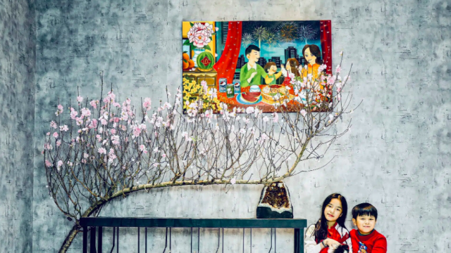 Những “cao thủ” chơi hoa Tết: Kết hợp mai, đào cực tài tình với tranh khiến căn nhà như sang thêm 10 phần